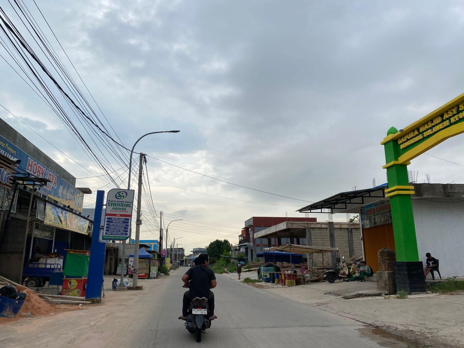 Langit-Bengkong-Jumat-225-pagi-berawan-lalu-lintas-jalan-raya-tampak-lengang.jpg