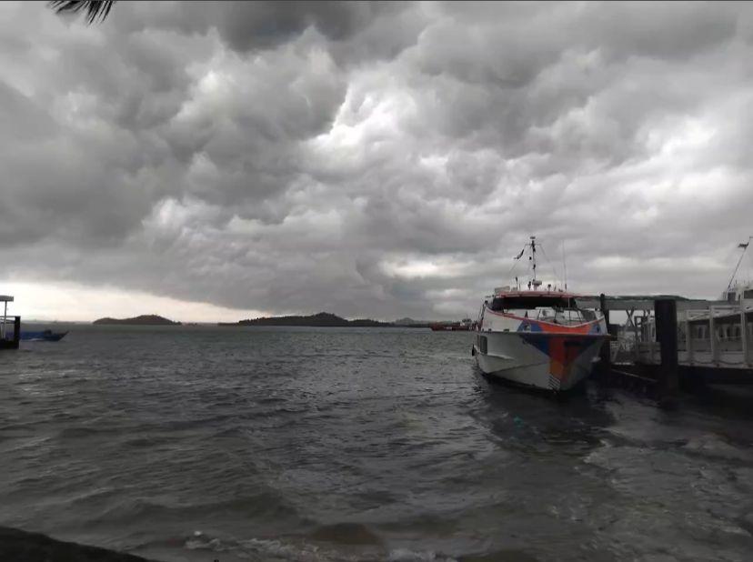Langit-perairan-Sekupang-diselimuti-awan-tebal-hitam-dari-dermaga-Ferry-Jumat-295-pagi.jpg