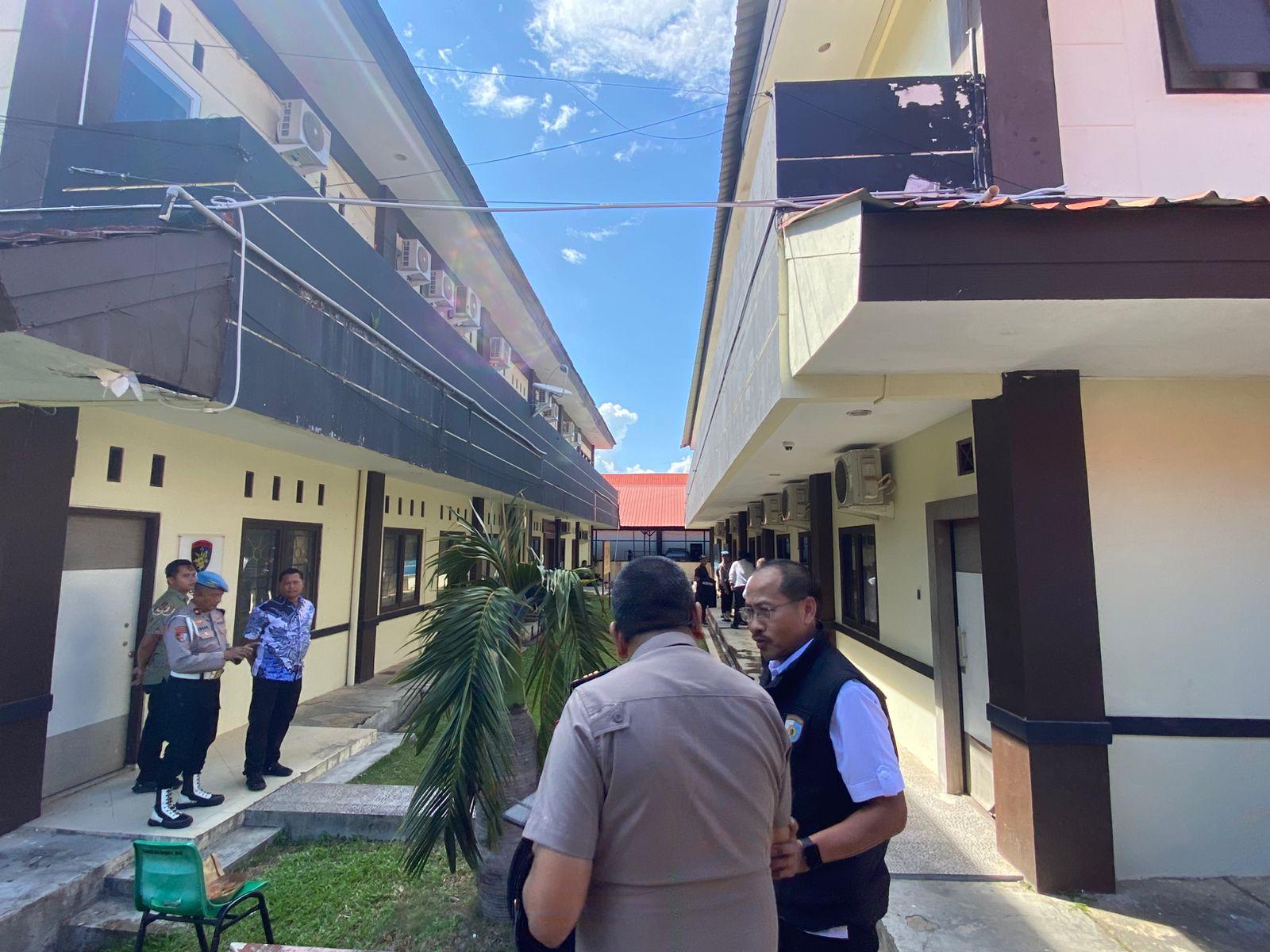 Lokasi-gedung-pelaksanaan-sidang-KKEP-personil-Provos-dan-pengunjung-mulai-berdatangan.jpg