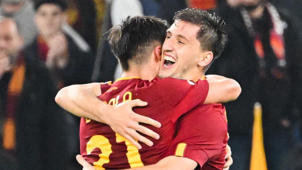 Marash-Kumbulla-selebrasi-dengan-Paulo-Dybala-pada-laga-AS-Roma-vs-Real-Sociedad.jpg