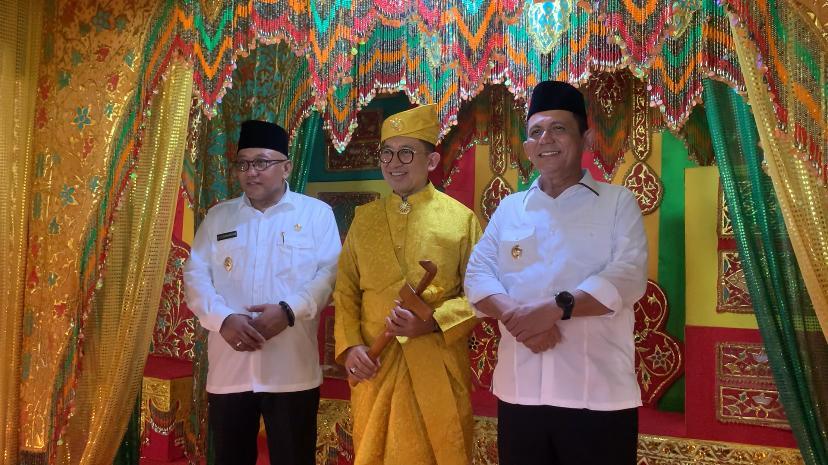 Menteri-Kebudayaan-Pakai-Baju-Adat.jpg