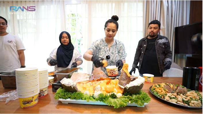 Nagita-Slavina-dan-karyawannya-saat-makan-bakso-seberat-35-Kg.jpg