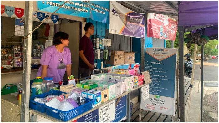 Neret-dan-suamianya-sedang-nasabah-yang-datang-ke-Agen-BRILink-Toko-Teranti.jpg