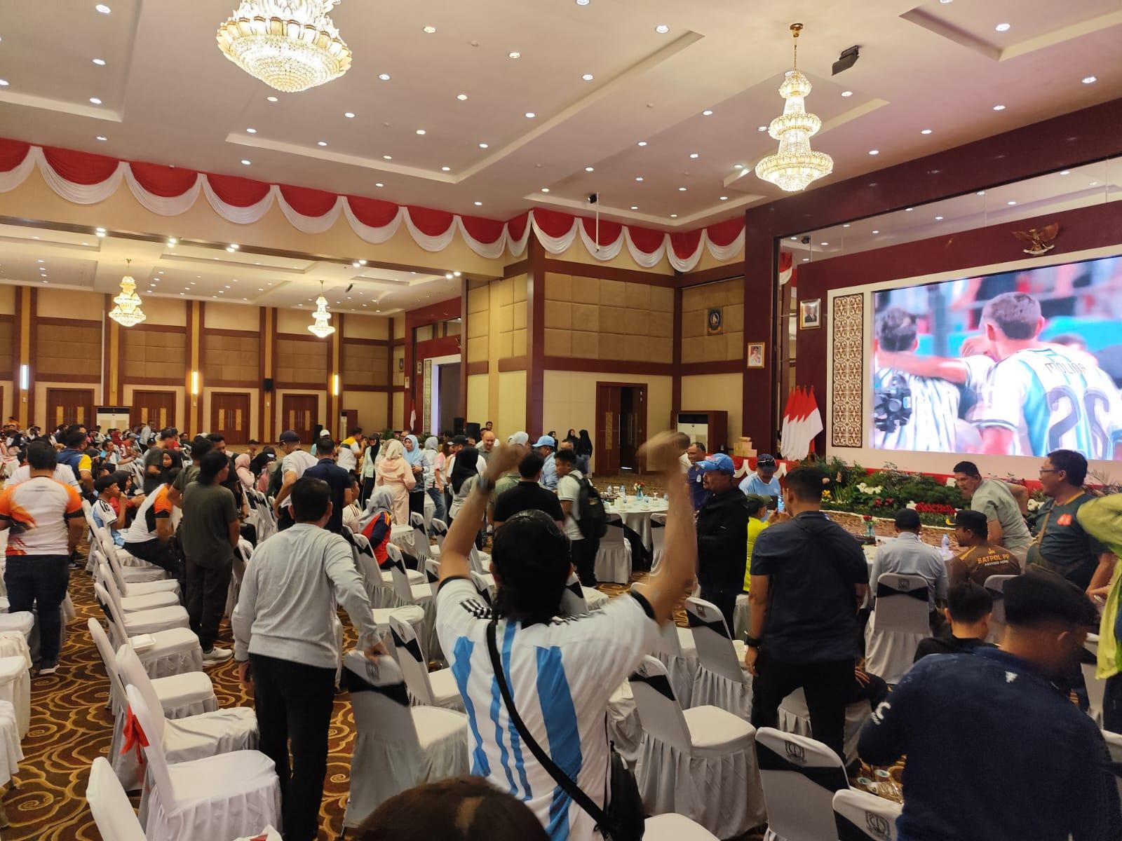 Gubernur Kepri Ansar dan Warga Nobar Laga Argentina vs Swiss di Dompak, Jadi Ajang Silahturahmi - Tribunbatam.id