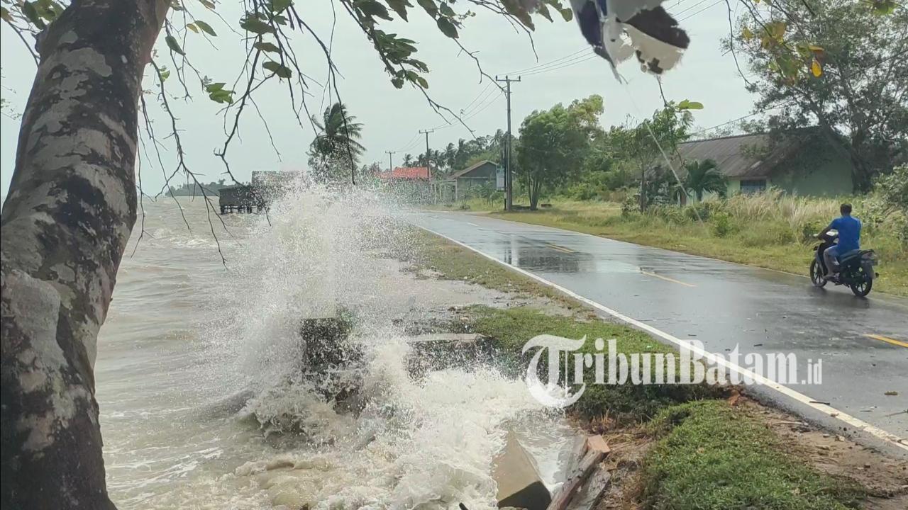 Ombak-tinggi-dipicu-banjir-rob-di-Singkep-Pesisir.jpg