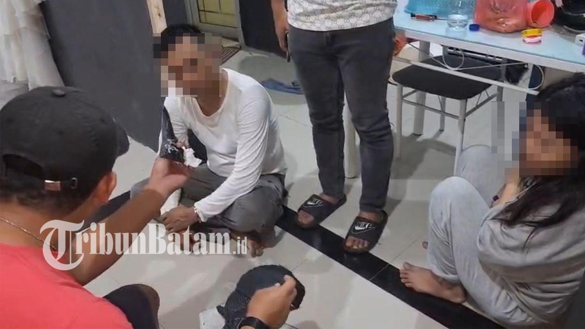 Opsnal-Subdit-II-Narkoba-saat-melakukan-penggrebekan-di-rumah-pasutri-di-Batam.jpg