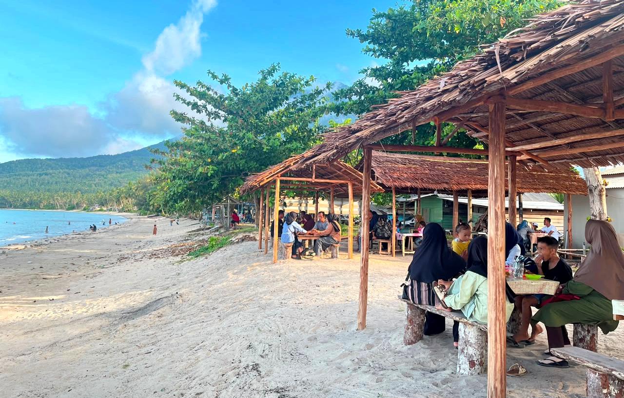 Hari Terakhir Libur Sekolah di Natuna, Warga Kunjungi Pantai Tanjung untuk Kulineran - Tribunbatam.id