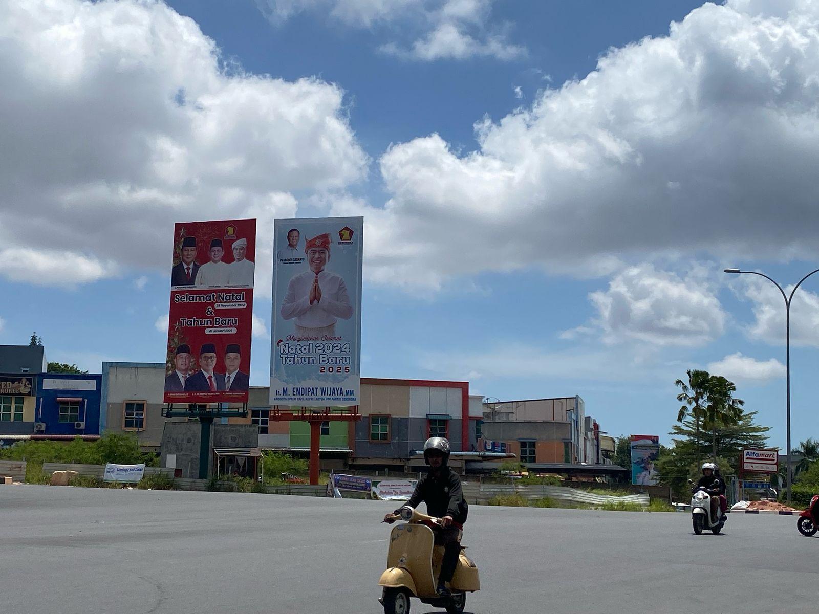 Papan-reklame-di-simpang-industri-Frengki-Batam-Center-masih-terpampang-wajah-wajah-kandidat.jpg