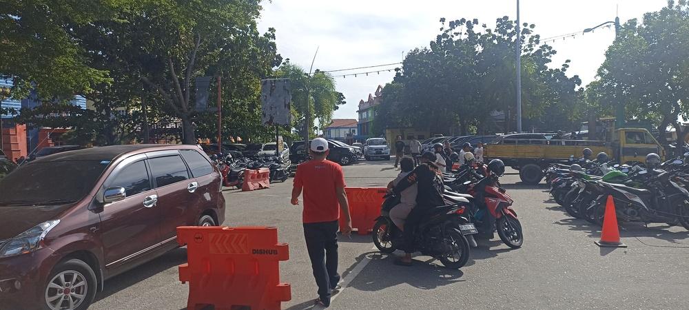 Parkir-kendaraan-di-taman-bunga-tg-balai.jpg