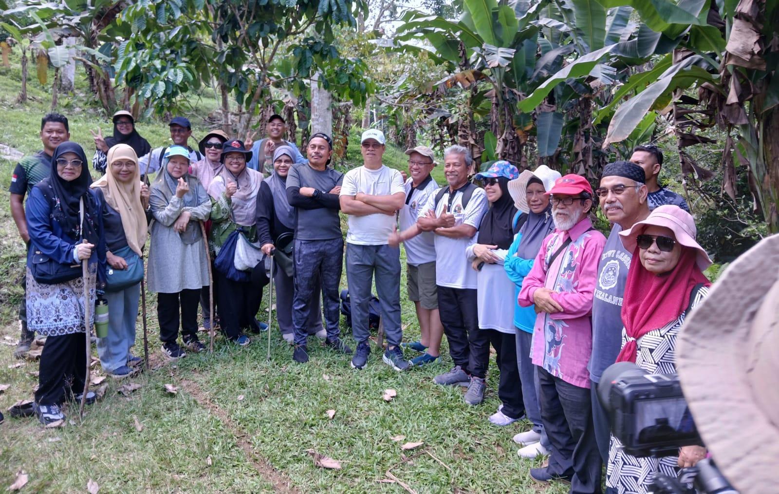 Kisah Pasukan Bertongkat Asal Malaysia Taklukkan Bukit Tabir Anambas Demi Lihat Rafflesia - Tribunbatam.id