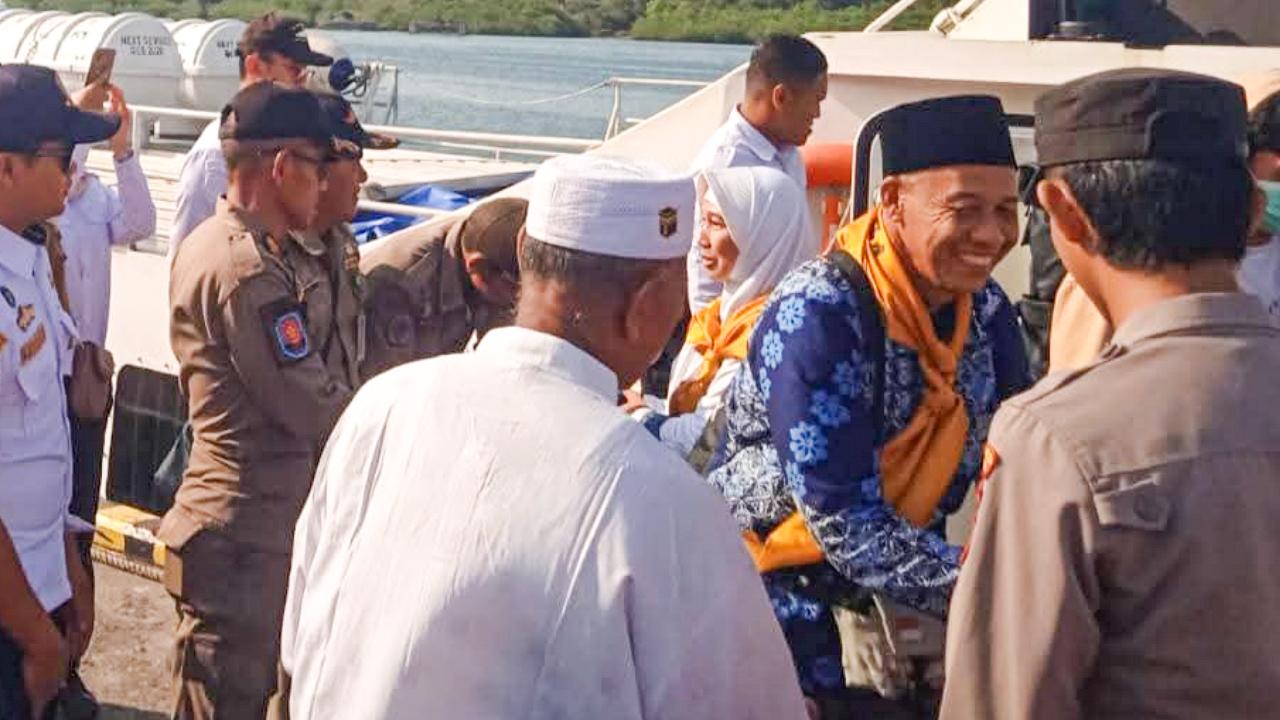 Pasutri-Senayang-Lingga-pulang-haji.jpg