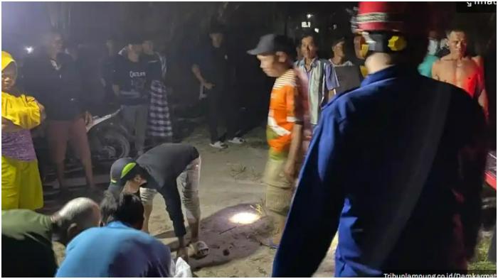 Pelukan Terakhir Wajran dan Apong di Tengah Kobaran Api, Pasutri Tewas Kebakaran di Lampung Selatan - Tribunbatam.id