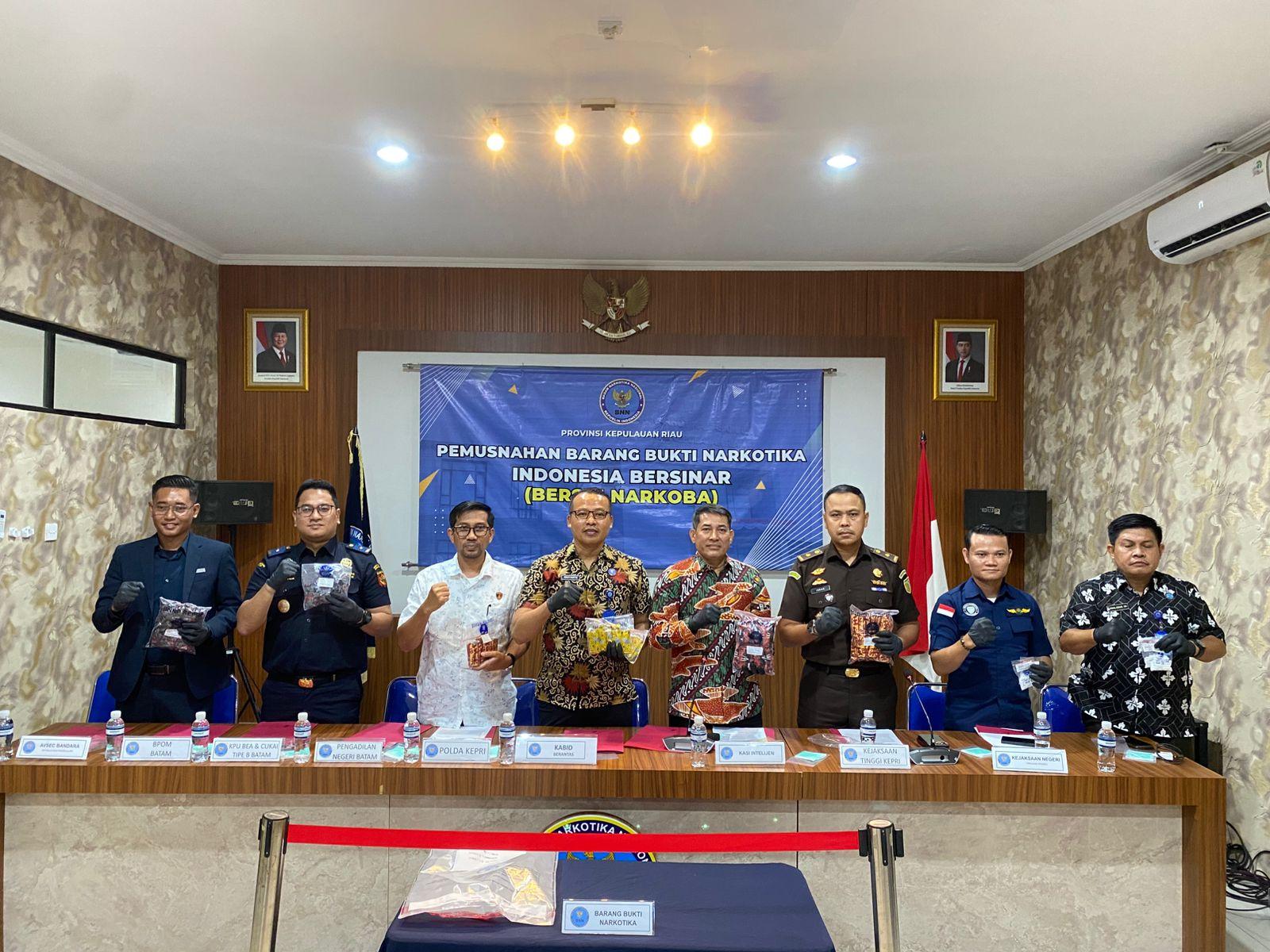 Pejabat-BNNP-Kepi-dan-lintas-instansi-mengangkat-narkotika-untuk-dimusnahkan-Selasa-26.jpg
