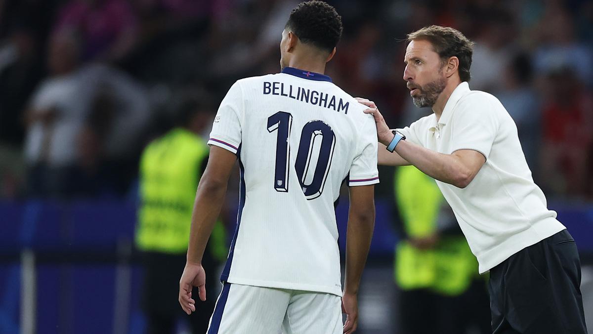 Pelatih-Inggris-Gareth-Southgate-memberi-instruksi-kepada-Jude-Bellingham.jpg