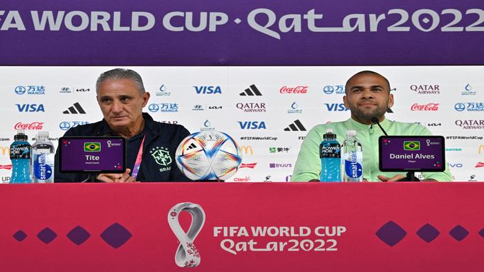 Pelatih-Timnas-Brasil-Tite-Kiri-dan-pemain-bek-Dani-Alves.jpg