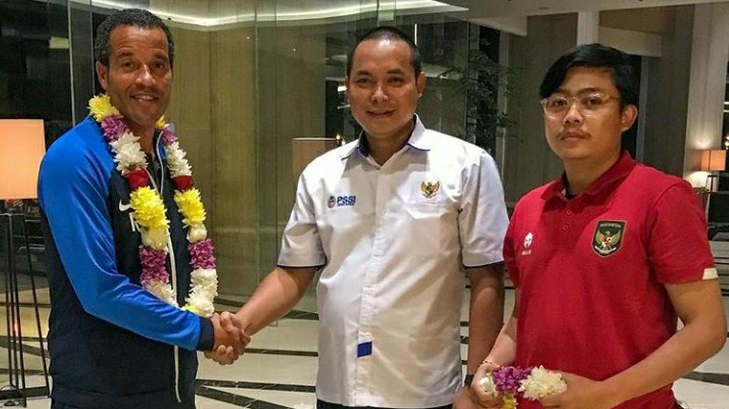 Pelatih-Timnas-Curacao-Remko-Bicentini-terima-kalungan-bunga-saat-sampai-di-Jakarta.jpg