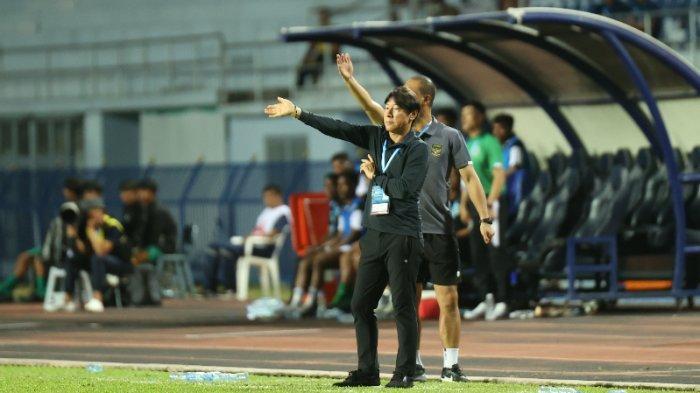 Pelatih-Timnas-Indonesia-Shin-Tae-yong-saat-memberikan-instruksi-kepada-pemain-Indonesia.jpg