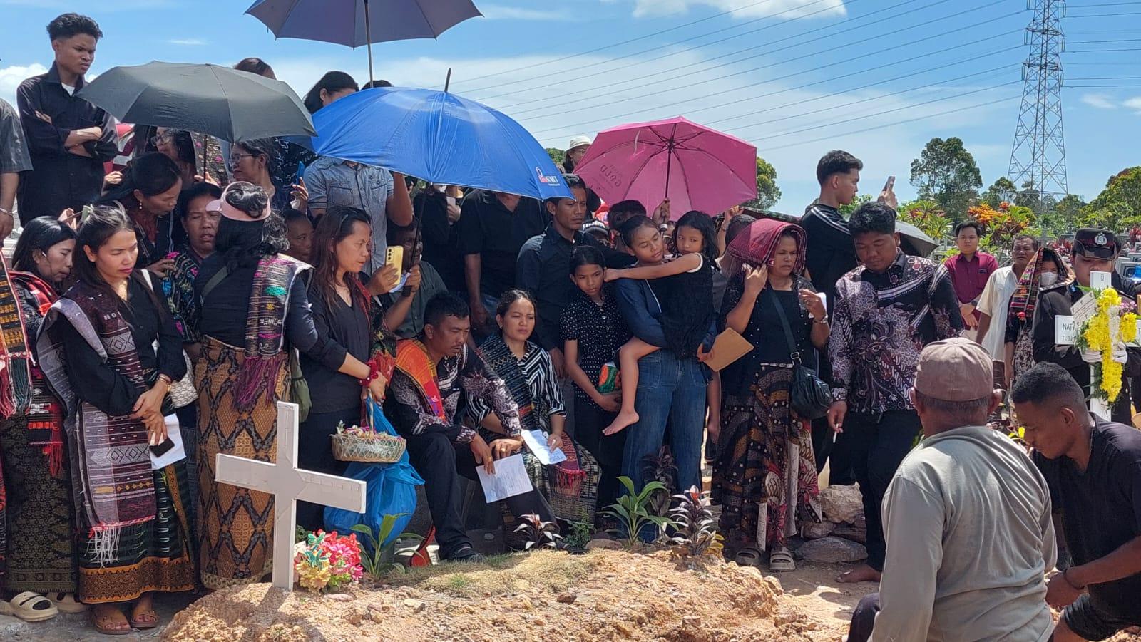 Pemakaman-polisi-di-Batam-tewas-dianiaya-sesama-anggota-Polri.jpg