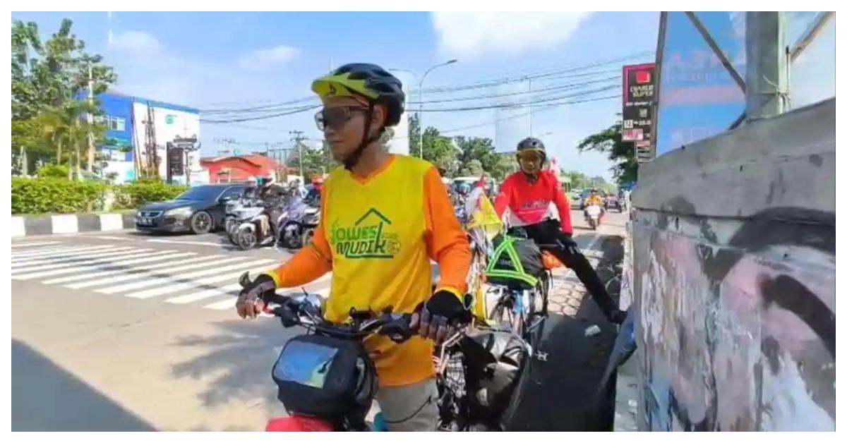 Kisah Unik Pemudik Lebaran 2026, Alasan Sunaryo Pilih Gowes dari Tangerang ke Klaten