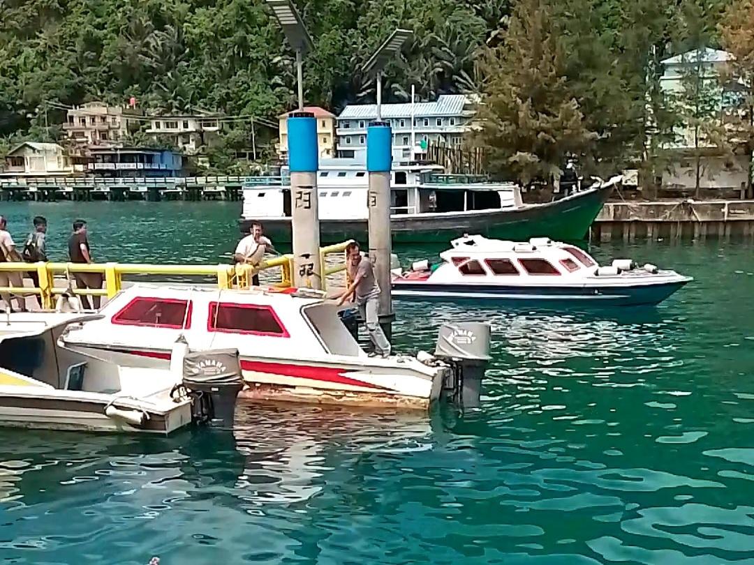 Penambang-boat-antar-pulau-tengah-bersiap-mengantarkan-penumpang.jpg