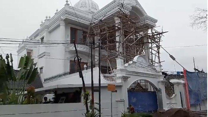 Penampakan-Rumah-Mewah-Dedy-Mandarsyah-di-Palembang-Disorot-Usai-Kasus-Dokter-Koas-Dianiaya-Viral.jpg