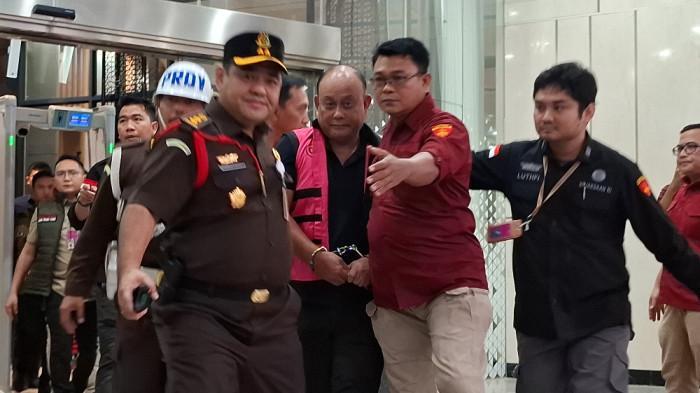 Penampakan-eks-Kepala-BGN-Dadan-Hindayana-keluar-dari-gedung-Jampidsus-Kejagung.jpg