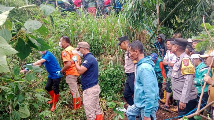 Penemuan-jenazah-laki-laki-tanpa-busana-di-dalam-selokan-kebun-di-Pengalengan.jpg