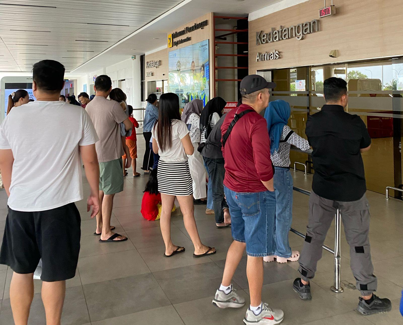 Pengunjung-memadati-pintu-kedatangan-bandara-udara-internasional-Hang-Nadim-Batam.jpg