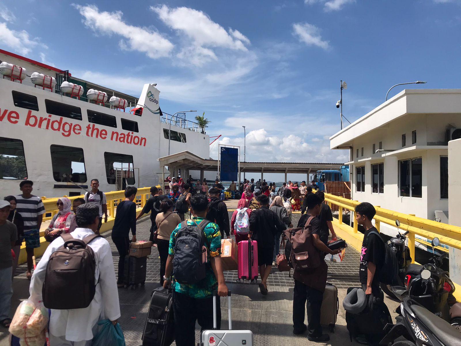 Penumpang-memadati-lumbung-kapal-saat-berlabuh-di-dermaga-ASDP-Punggur-pada-arus-balik-mudik-kemarin.jpg