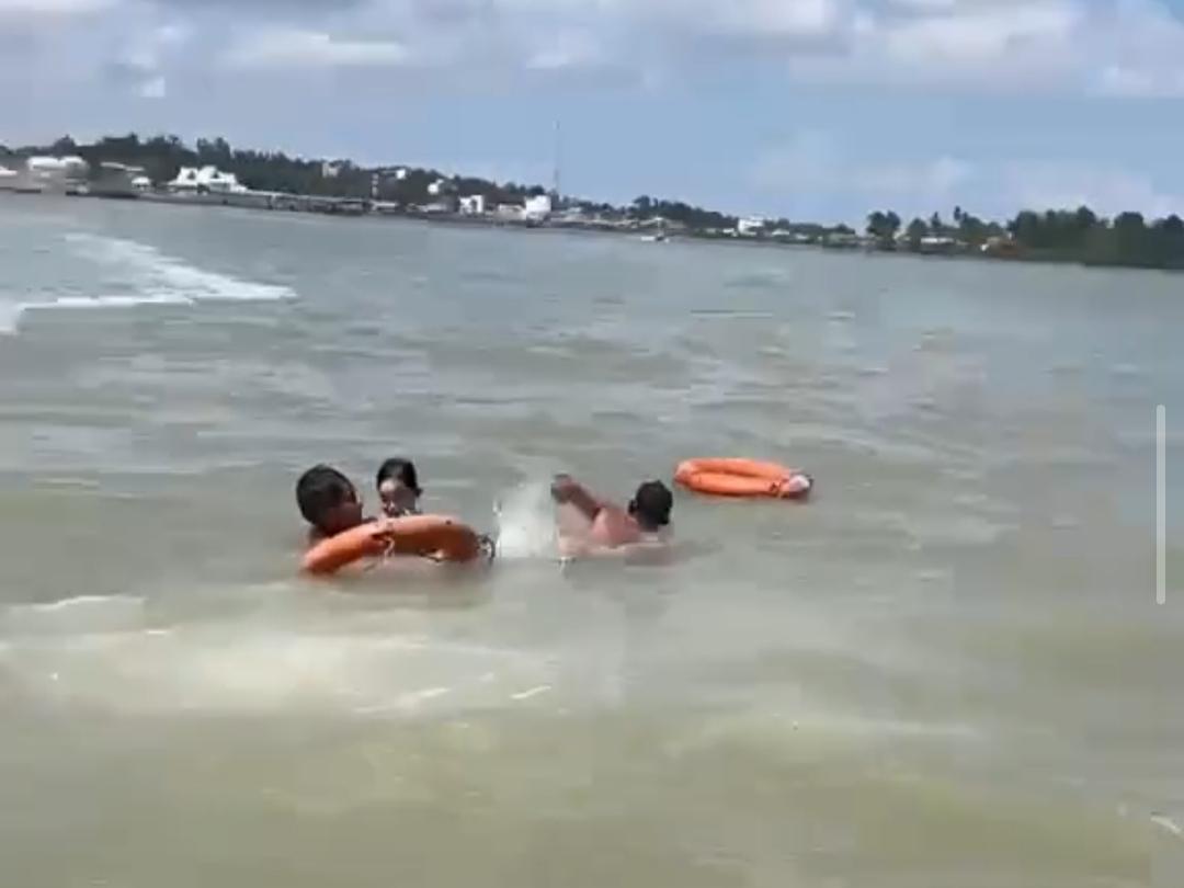 Penyelamatan-wanita-di-Karimun-terjun-ke-laut-dari-atas-kapal.jpg