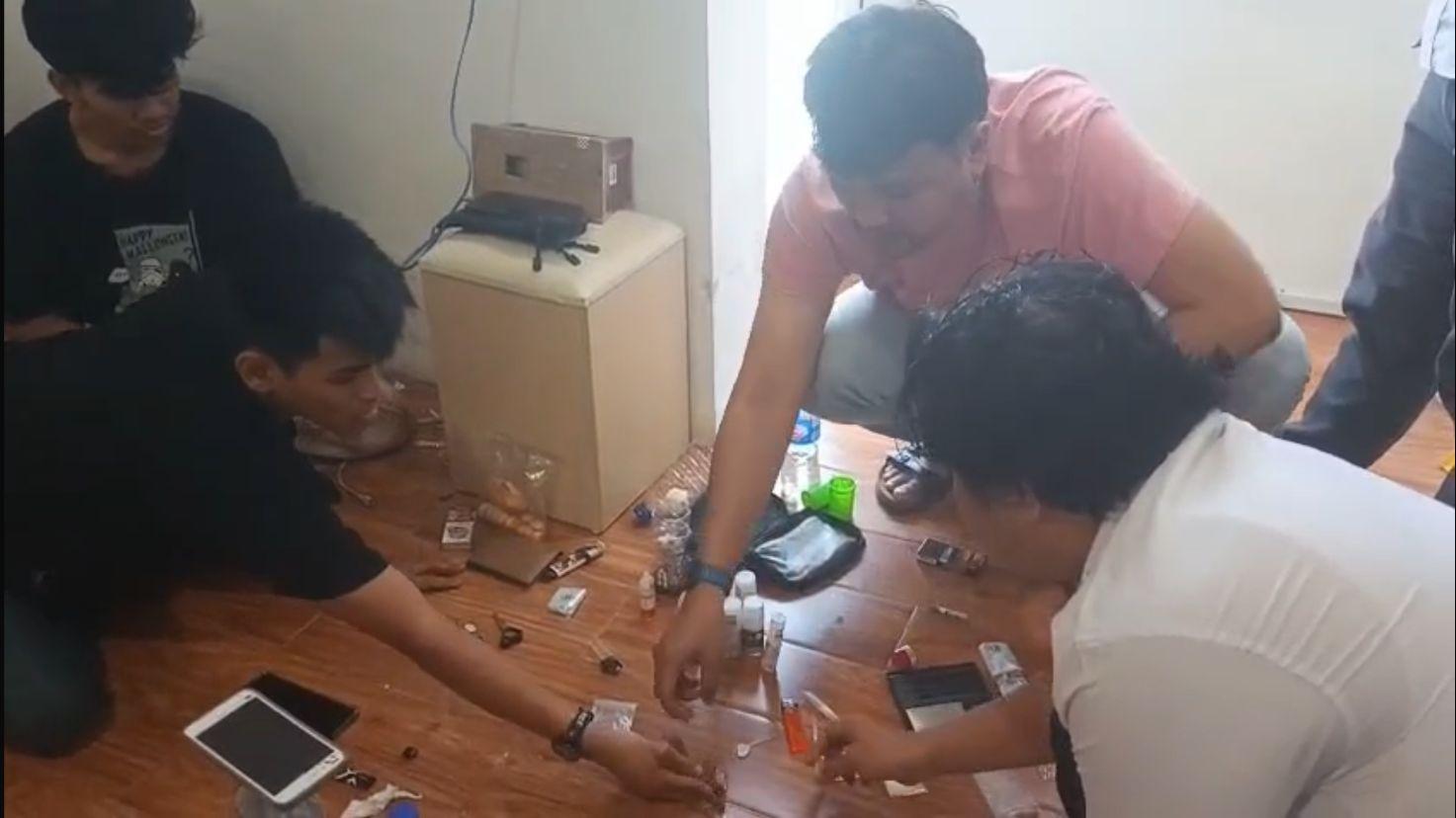 Personel-Polsek-Lubuk-Baja-saat-menggerebek-pelaku-dan-barang-bukti-dalam-kamar.jpg