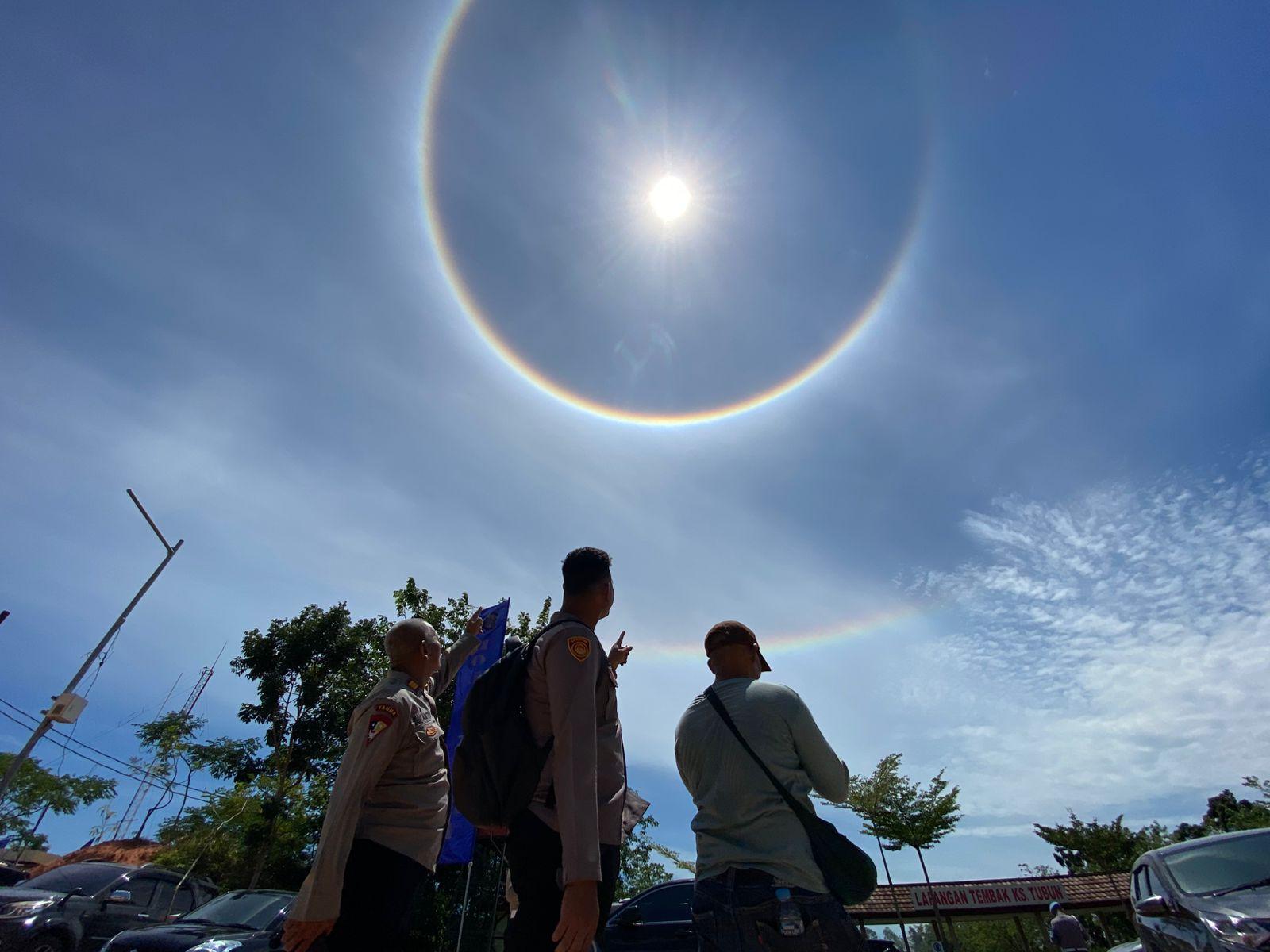 Personil-Polda-Kepri-turut-menyaksikan-fenomena-Halo-dilangit-Nongsa-Batam.jpg