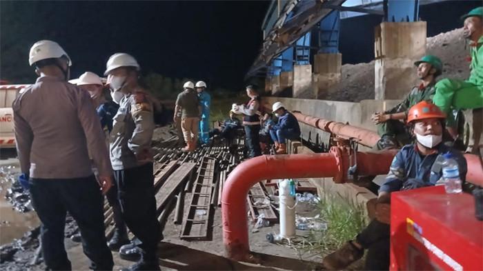 Petugas-gabungan-dan-pekerja-berada-di-lokasi-kecelakaan-kerja-di-area-PLTU-Sukabangun.jpg