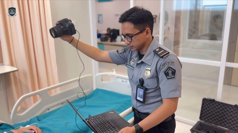 Petugas-rekam-paspor-kantor-Imigrasi-Batam-ketika-melakukan-perekaman-terhadap-pasien-yang-terbaring.jpg