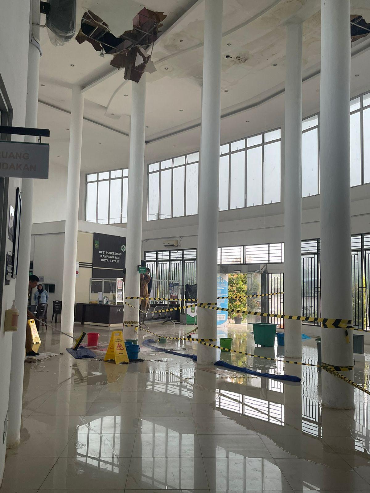 Plafon-Puskesmas-Kampung-Jabi-Roboh.jpg