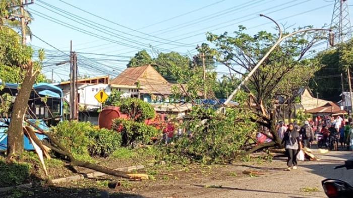 Pohon-dan-tiang-listrik-tumbang-usai-kecelakaan-beruntun-di-Kota-Padang.jpg