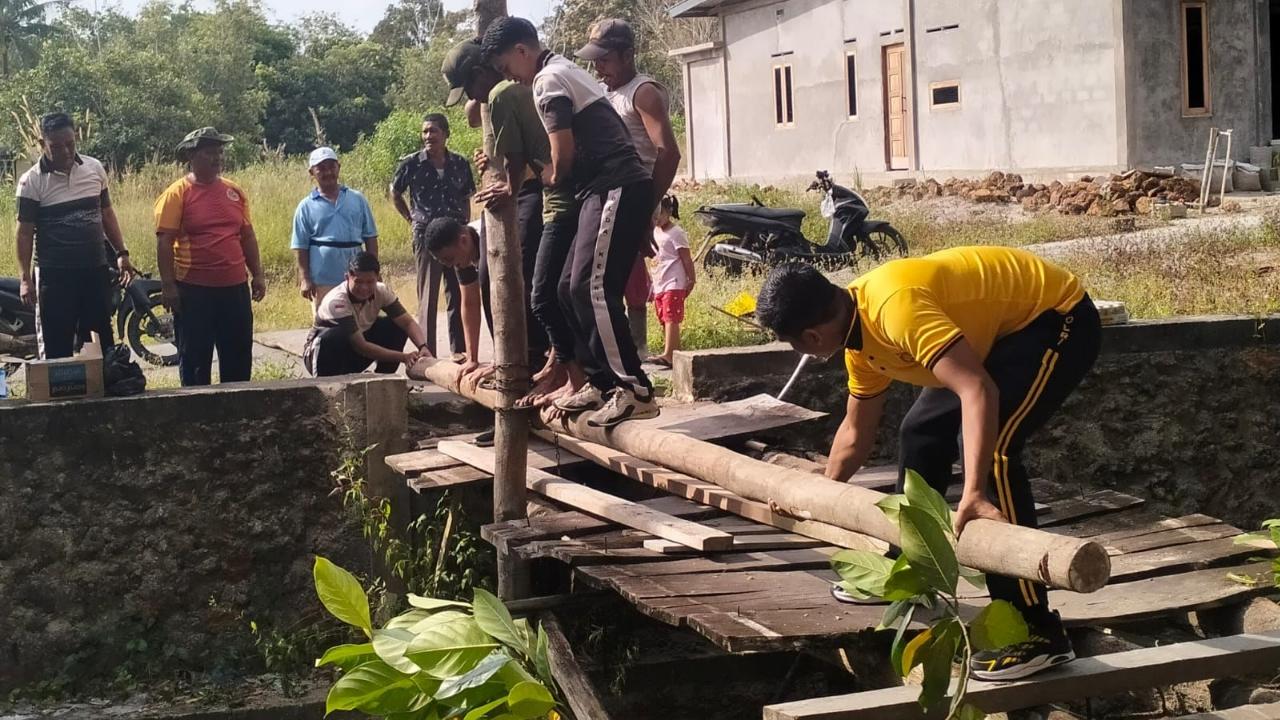 Polres-dan-warga-Batu-Kacang-perbaiki-jembatan-di-Lingga.jpg