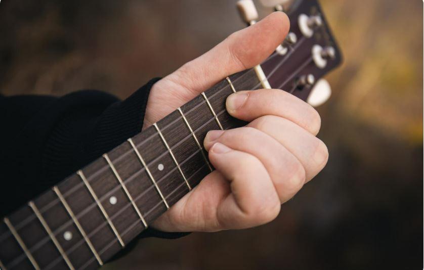 Chord Gitar Bertambah Cinta - Cut Rani Auliza, Temani Aku di Sepanjang Usiaku - Tribunbatam.id