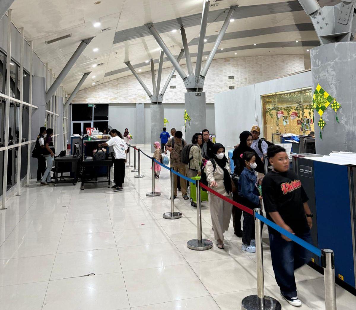 Potret-mengantri-pemudik-di-lorong-X-Ray-Bea-Cukai-pelabuhan-Sekupang-tampak-lancar.jpg