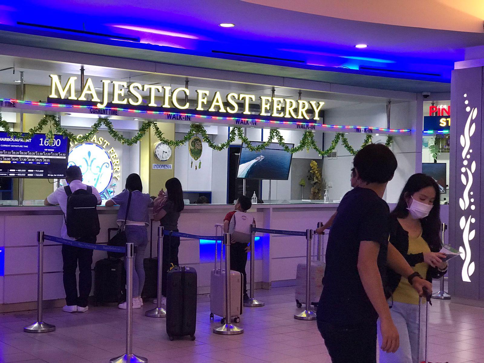 Potret-penumpang-ferry-internasional-di-pelabuhan-Batam-Center.jpg