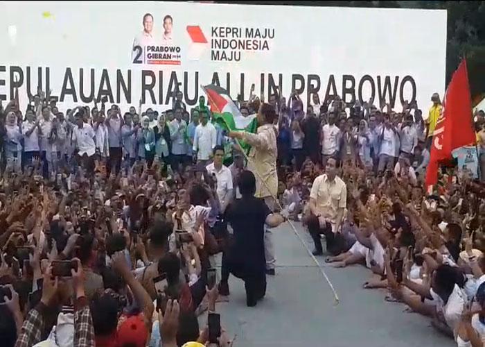 Prabowo-Subianto-di-Batam-cium-bendera-Palestina.jpg
