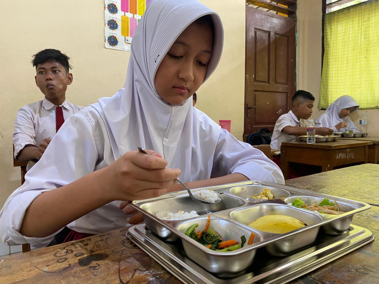 Program-makan-bergizi-gratis-seorang-siswa-tampak-menikmati-makan-MBG.jpg