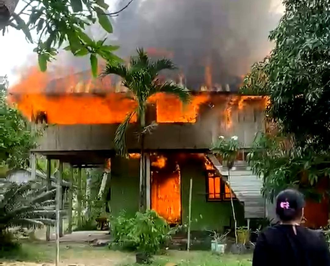 RUMAH-TERBAKAR-AIR-MALI.jpg