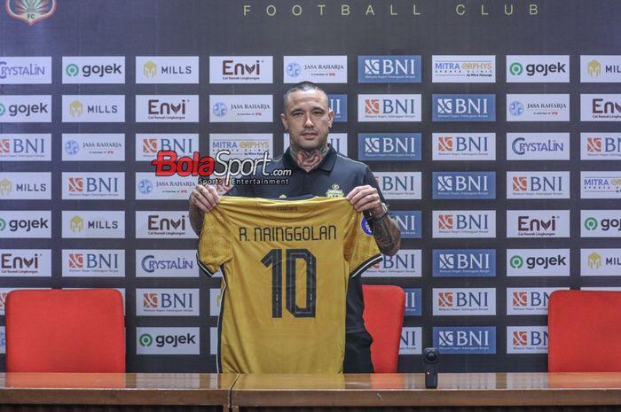 Radja-Nainggolan-resmi-gabung-Bhayangkara-FC-dengan-nomor-punggung-10.jpg