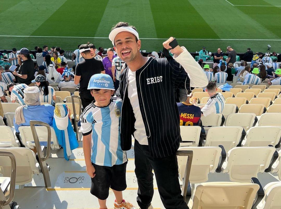 Raffi-Ahmad-dan-Rafathar-nonton-pertandingan-Argentina.jpg