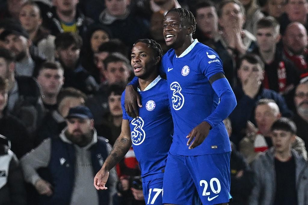 Raheem-Sterling-kiri-selebrasi-dengan-rekannya-asal-Swiss-Denis-Zakaria.jpg