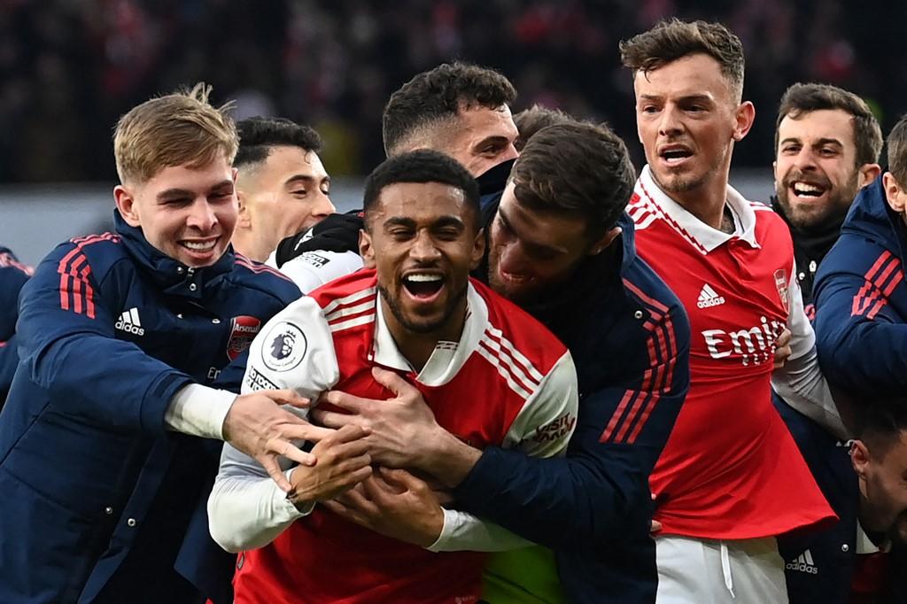 Reiss-Nelson-dipeluk-rekannya-setelah-cetak-gol-penentu-kemenangan-Arsenal.jpg