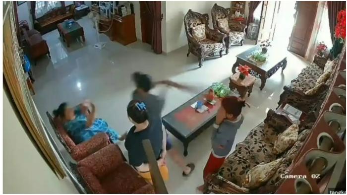 Rekaman-CCTV-yang-menampilkan-adegan-pelaku-perampokan-di-Pekanbaru.jpg