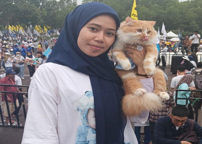 Relawan-Batam-pemilik-kucing-yang-digendong-Prabowo-Subianto.jpg