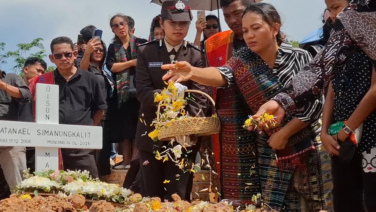 Raut Sedih Ibunda Lepas Kepergian Bripda Natanael di Pemakaman: Selamat Jalan, Nael